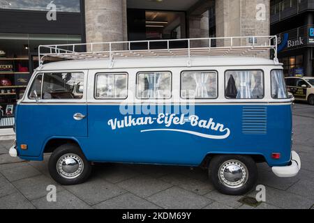 Volkswagen T2 della compagnia ferroviaria Vulkan-Eifel-Bahn, VW van, chiamata Bulli, Colonia, Germania. Volkswagen T2 der Vulkan-Eifel-Bahn Eisenbahngesellsch Foto Stock