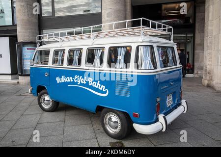 Volkswagen T2 della compagnia ferroviaria Vulkan-Eifel-Bahn, VW van, chiamata Bulli, Colonia, Germania. Volkswagen T2 der Vulkan-Eifel-Bahn Eisenbahngesellsch Foto Stock