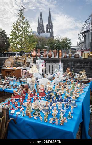 Mercato delle pulci sulle rive del fiume Reno tra Bastei e Hohenzollern ponte, stand con angeli, la cattedrale, Colonia, Germania. Troedelmarkt a Foto Stock