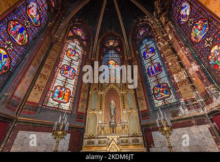 PARIGI, FRANCIA, 06 OTTOBRE 2022 : interni dettagli architettonici della chiesa di Sainte Clotilde, a Parigi, Francia Foto Stock