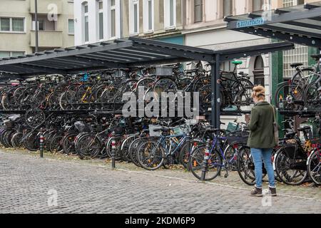 Parcheggio per biciclette a due piani di fronte alla stazione di Koeln-Sued in Luxemburger Street, Bike & Ride Facility, Colonia, Germania. Dopelstoeckige fa Foto Stock