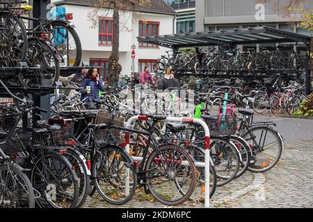 Parcheggio per biciclette a due piani di fronte alla stazione di Koeln-Sued in Luxemburger Street, Bike & Ride Facility, Colonia, Germania. Dopelstoeckige fa Foto Stock