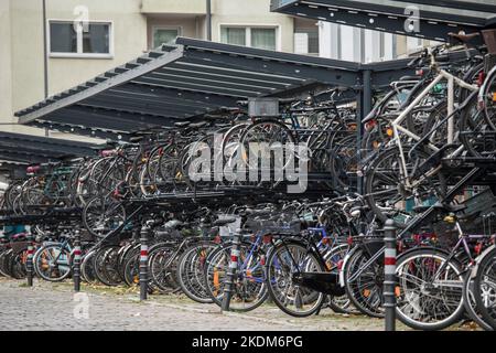 Parcheggio per biciclette a due piani di fronte alla stazione di Koeln-Sued in Luxemburger Street, Bike & Ride Facility, Colonia, Germania. Dopelstoeckige fa Foto Stock