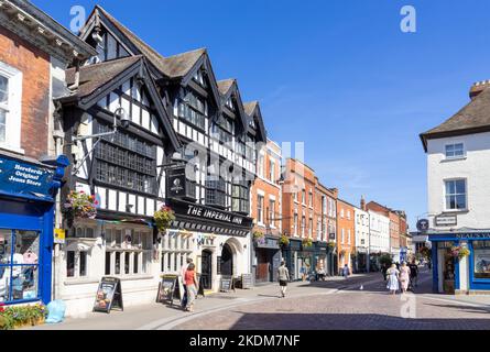 Hereford UK Independent Shops e il tudor Half in legno The Imperial Inn un pub su Widemarsh Street Hereford Herefordshire Inghilterra UK GB Europa Foto Stock