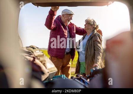 Coppia senior che inscatolano un'auto Foto Stock