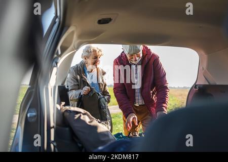 Coppia senior che inscatolano un'auto Foto Stock