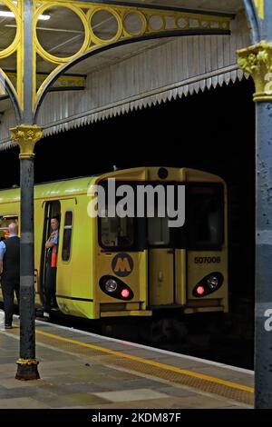 L'equipaggio di un treno Merseyrail ha una chiacchierata prima che il treno diventi il 23,08hrs da Ormskirk a Liverpool Central il sabato sera. Foto Stock