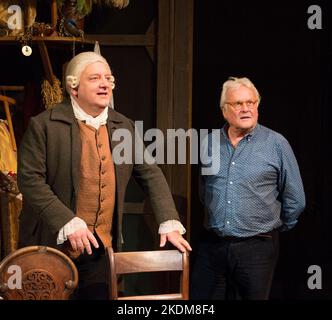 l-r: Simon Russell Beale (sig. Foote), Richard Eyre (direttore) in una foto stampa per MR FOOTE'S OTHER LEG di Ian Kelly all'Hampstead Theatre, Londra NW3 09/2015 design: Tim Hatley Lighting: Peter Mumford regista: Richard Eyre Foto Stock