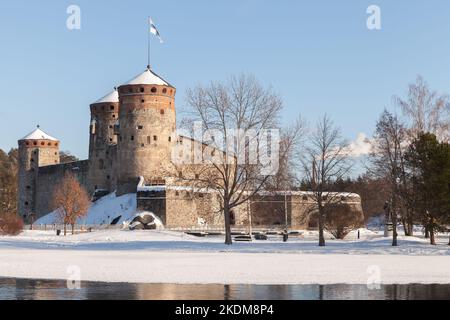 Paesaggio invernale con Olavinlinna, questo è un castello a tre torri del 15th° secolo situato a Savonlinna, in Finlandia Foto Stock