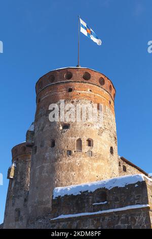 La fortezza di Olavinlinna è sotto il cielo blu, foto verticale. Si tratta di un castello a tre torri del 15th° secolo situato a Savonlinna, in Finlandia. La fortezza era fou Foto Stock