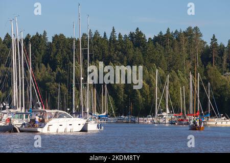 Porvoo, Finlandia - 16 luglio 2016: Le barche a vela sono ormeggiate nel porto turistico della città di Porvoo Foto Stock