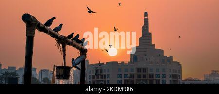 Doha, Qatar - Ottobre 10,2022 : Vista mattutina dell'edificio fanar aong con il souq waqif bene Foto Stock