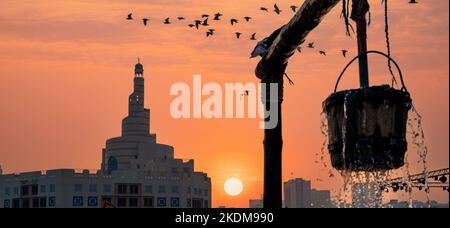 Doha, Qatar - Ottobre 10,2022 : Vista mattutina dell'edificio fanar aong con il souq waqif bene Foto Stock