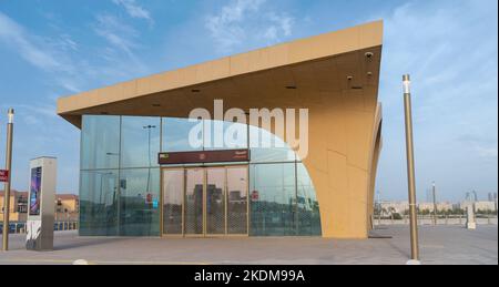 Doha, Qatar- Marzo 03,2022: L'esterno di una delle stazioni della metropolitana nella città di doha Foto Stock