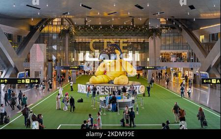 DOHA, QATAR - 10 ottobre 2022 : l'aeroporto internazionale di Hamad si prepara ad ospitare i fan della fifa. Foto Stock