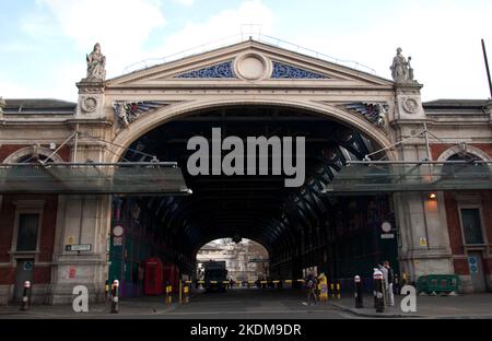 Grand Avenue, Smithfield Meat Market, Clerkenwell, Londra - ingresso principale al più importante mercato all'ingrosso della carne di Londra, risalente al 1200 quando Foto Stock