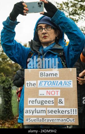 Manston, Regno Unito. 6th Novembre 2022. Un attivista che indossa un cartello partecipa a una protesta al di fuori del centro di asilo di Manston per chiedere la chiusura del centro di trattamento. L'azione caritativa di detenzione, una donna messa dal governo a Manston e il sindacato PCS, che rappresenta molti dipendenti degli uffici domestici, stanno intraprendendo azioni legali contro il Segretario degli interni per quanto riguarda le condizioni "orribili, disumane e pericolose" al centro asilo di Manston per le persone che arrivano nel Regno Unito con una piccola imbarcazione. Credit: Notizie dal vivo di Mark Kerrison/Alamy Foto Stock