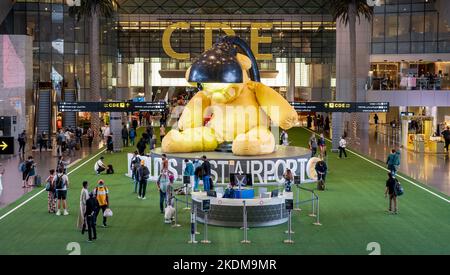 DOHA, QATAR - 10 ottobre 2022 : l'aeroporto internazionale di Hamad si prepara ad ospitare i fan della fifa. Foto Stock