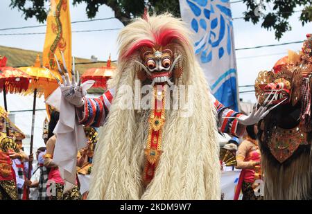 Magelang, Indonesia - 6 novembre 2022: Kirab Budaya Magelang. Rangda in Barong Dance da Bali. Danza Barong. Fuga Bali, Rangda. Foto Stock