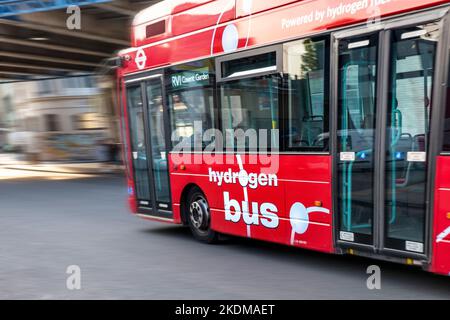 Zero emissioni idrogeno London bus rosso, verde, inquinamento libero, TFL trasporto per autobus di Londra Travel network. RV1 Tower Gateway Waterloo London SE1 Foto Stock