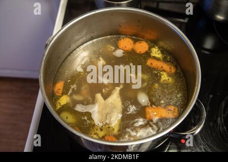 Zuppa rustica e mangiare sano cibo reale sfondo fatto da zero come una lenta cottura e verdure naturali Foto Stock