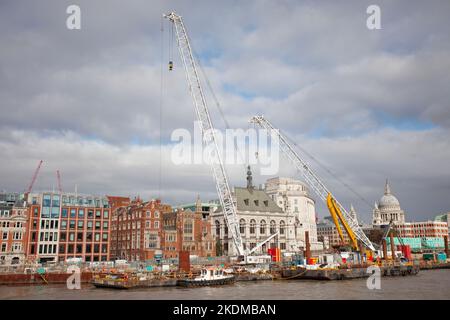 Piattaforme di costruzione galleggianti sul fiume tamigi. Londra Inghilterra Foto Stock