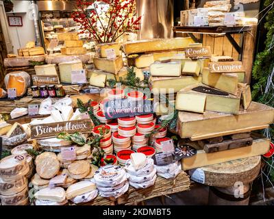 Mercato del formaggio BOROUGH MERCATO stand esposizione Formaggi francesi tradizionali, GRUYERE COMTE BEAUFORT BRIE DE MEAUX CAMEMBERT stagione natalizia stallo FRANCIA produzione esposizione Borough mercato Southwark Londra UK Foto Stock