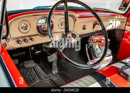 Des Moines, Iowa - 01 luglio 2022: Primo piano dettaglio vista interna di un camion Ford F100 del 1961 in una fiera automobilistica locale. Foto Stock