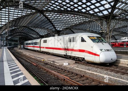 Treno AD alta velocità ICE 2 alla stazione centrale di Colonia Foto Stock