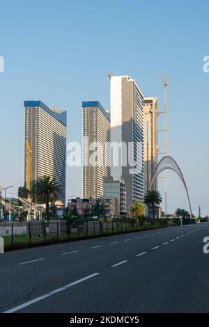 Batumi, Georgia - 30 agosto 2022: Case moderne nella città di Batumi. Viaggi Foto Stock
