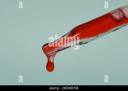 La goccia nella pipetta di sangue. Il concetto di sviluppare un farmaco farmaceutico per il trattamento delle malattie con l'aiuto di farmaci che migliorano il DNA. Foto di alta qualità Foto Stock