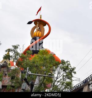 Grande statua di Lord Hanuman vicino al ponte della metropolitana di delhi situato vicino a Karol Bagh, Delhi, India, Lord Hanuman grande statua che tocca il cielo Foto Stock