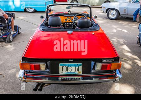 Des Moines, IA - 01 luglio 2022: Vista prospettica posteriore di un Triumph TR6 Convertibile del 1970 in occasione di una fiera automobilistica locale. Foto Stock