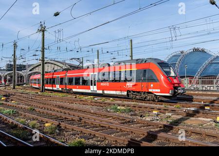 DB Regio Bombardier Talent 2 treno alla stazione centrale di Colonia Foto Stock