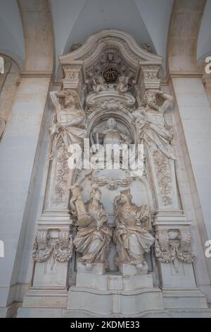 Scultura con la statua del re D. Jose i ex facciata del Palazzo reale (Via Latina) presso il cortile dell'Università di Coimbra - Coimbra, Portogallo Foto Stock