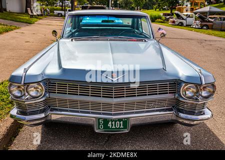 Des Moines, IA - 02 luglio 2022: Vista frontale in prospettiva di una Cadillac Coupe Deville del 1964 ad una fiera automobilistica locale. Foto Stock