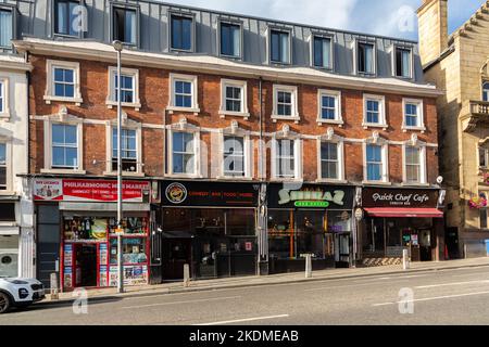 Liverpool, Regno Unito: Aziende su Hardman Street nel centro della città - Philharmonic Mini Market, Hot Water Comedy Club, Shiraz BBQ, e Quick Chef Foto Stock