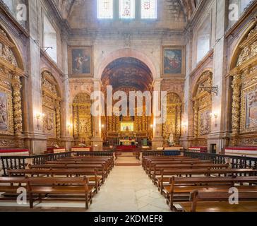 Altare e navata della Chiesa della Regina Santa Isabella al Monastero di Santa Clara-a-Nova - Coimbra, Portogallo Foto Stock