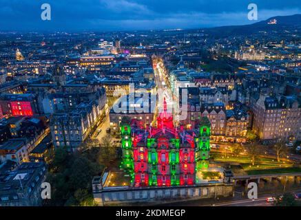 Vista aerea dal drone di Bank of Scotland nel centro storico di Edimburgo al crepuscolo, Edimburgo, Scozia, Regno Unito Foto Stock