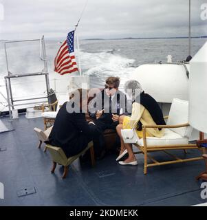 12 agosto 1962 - Presidente JFK Vacations nel Maine. Sottosegretario della Marina Paul Fay, Presidente Kennedy, Patricia Kennedy Lawford. Boothbay Harbor, ME, a bordo della US Coast Guard Cutter 'Guardian 1'. Foto di Robert L. Knudsen. Foto Stock