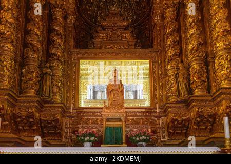 Altare d'oro e Arca Tomba d'Argento della Chiesa della Regina Santa Isabella al Monastero di Santa Clara-a-Nova - Coimbra, Portogallo Foto Stock