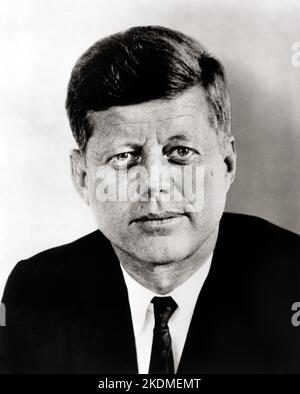 Presidente John F. Kennedy, ritratto della testa e delle spalle, fronte 1961 - foto della Marina degli Stati Uniti. Foto Stock