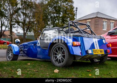2007 Caterham Super 7 ‘RX57 MMV’ in mostra alla spaventosa Assemblea delle Auto tenutasi presso il Bicester Heritage Centre il 30th ottobre 2022 Foto Stock