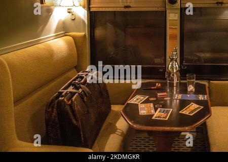 posti a sedere con un tavolo su una ferrovia Pullman Foto Stock