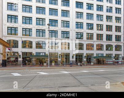 Halle Building (originariamente Palazzo del Papa) fu costruito in tre fasi: 1910, 1914 e 1949. (Facciata di Euclid Avenue) Foto Stock