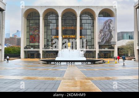 NEW YORK - 23 ottobre 2022: Lincoln Center for the Performing Arts, ospita la New York Philharmonic, l'Opera Metropolitan, il New York City Ballet, An Foto Stock