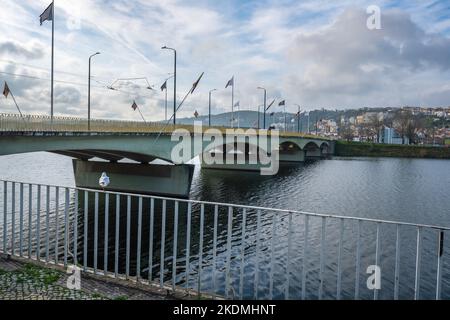 Ponte di Santa Clara e fiume Mondego - Coimbra, Portogallo Foto Stock