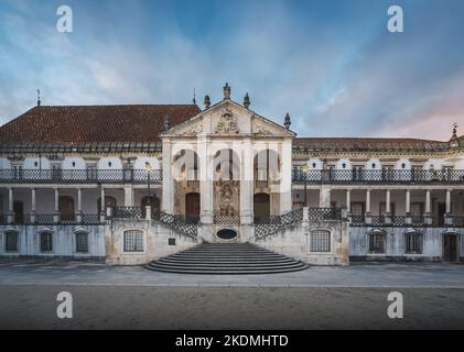 L'ex facciata del Palazzo reale (Via Latina) presso il cortile dell'Università di Coimbra - Coimbra, Portogallo Foto Stock