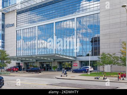 L'Hilton Cleveland Downtown, con 600 camere, e' collegato al Centro Congressi di Huntington e al Global Center for Health Innovation (Medical Mart). Foto Stock