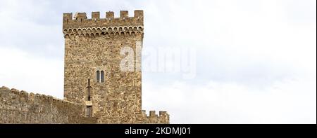 Torre fortezza genovese a Sudak città di Crimea. Primo piano, spazio per il testo Foto Stock